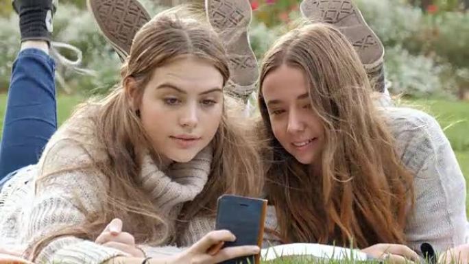 两名年轻女子在手机摄像技术上搞笑表情面孔