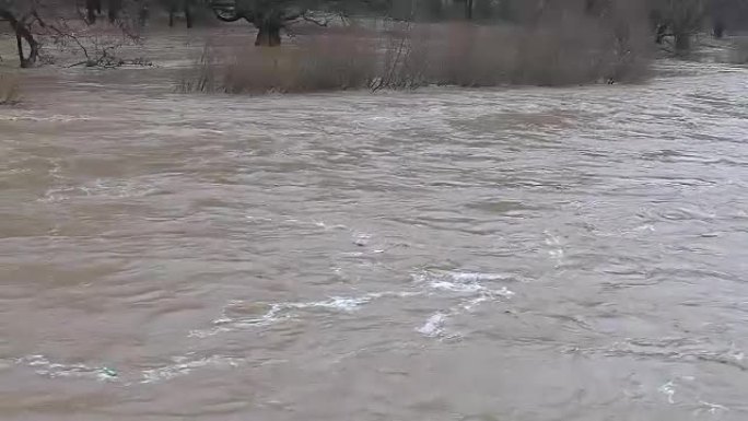 河流决堤