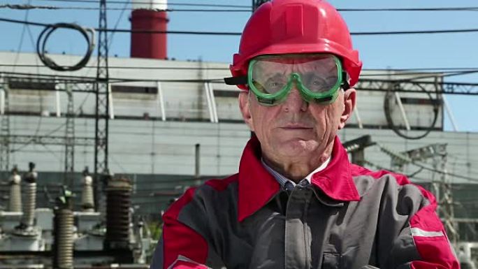 原子能发电厂戴着红色安全帽的工人