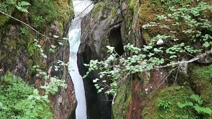 沿着Zillertal地区Gerlostal山谷的gerlos溪徒步旅行。高特陶恩山脉。奥地利