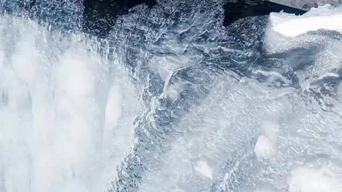 冰背景。冰面。冰晶。特写。冰下流动的水