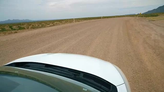 汽车前方视点行驶弯曲的沙漠路