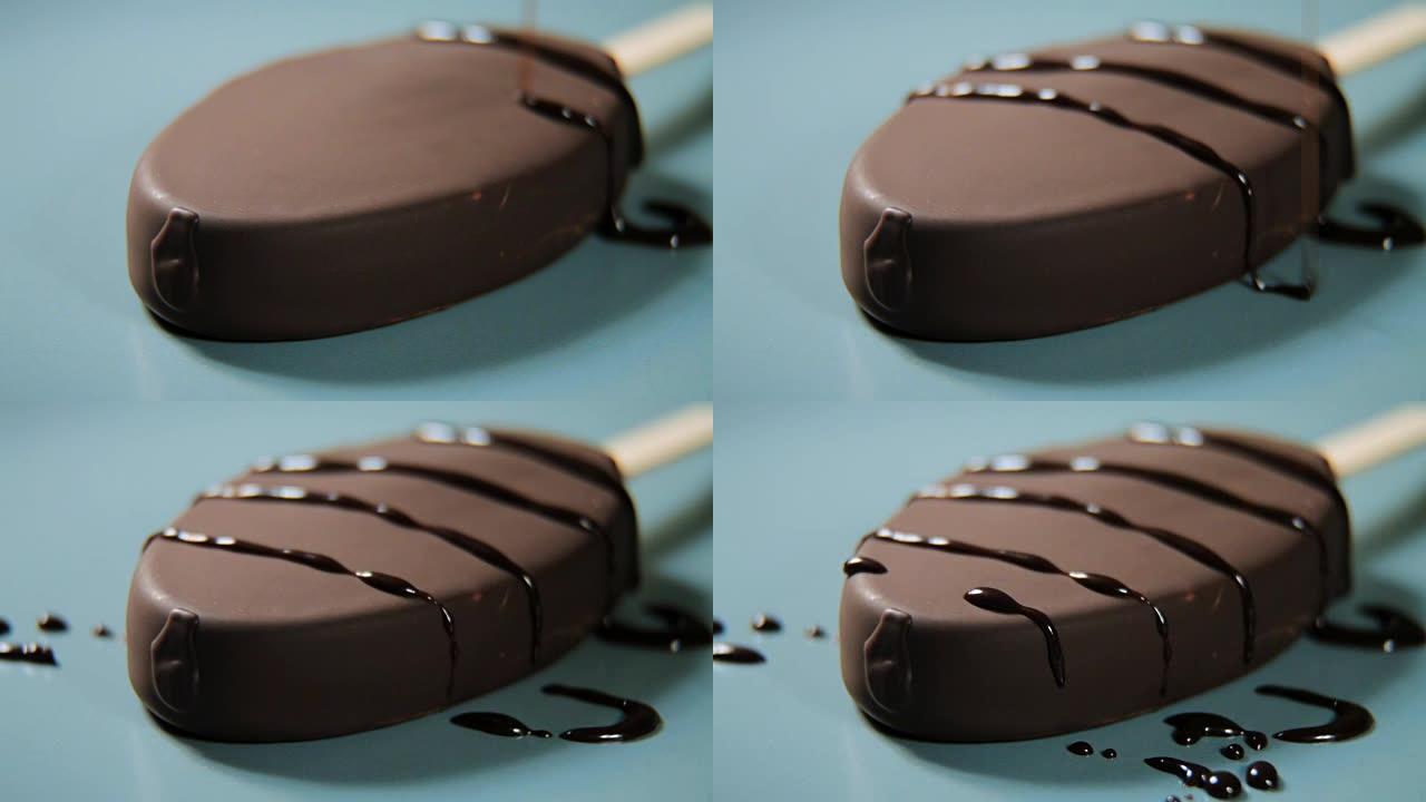盘子上有巧克力釉的冰淇淋倒入巧克力。特写