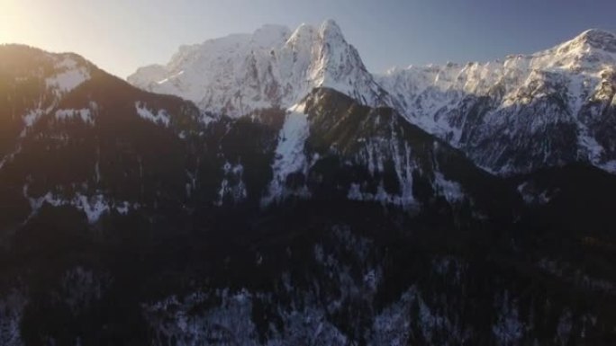 从山顶太阳透镜耀斑到雪峰的空中平底锅