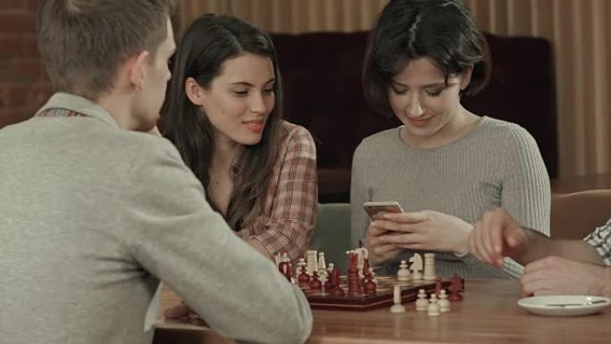 女孩拍下棋的照片