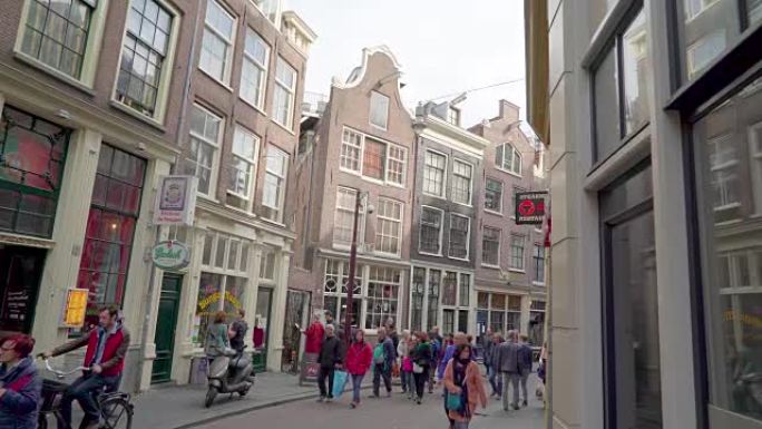 在阿姆斯特丹市发现的狭窄街道之一