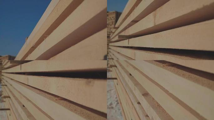 木梁和木板整齐地堆叠成金字塔形