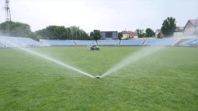 洒水浇灌割草绿色足球场草地