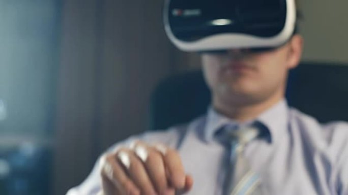 商人戴着虚拟现实谷歌/虚拟现实眼镜在现代办公室工作