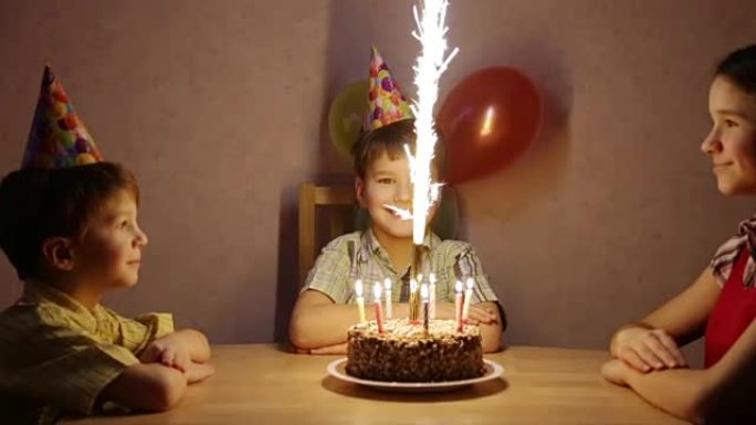 男孩在家与家人庆祝生日