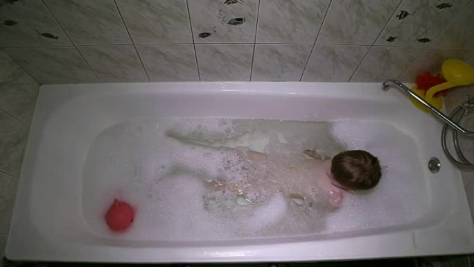 小男孩用泡沫洗澡
