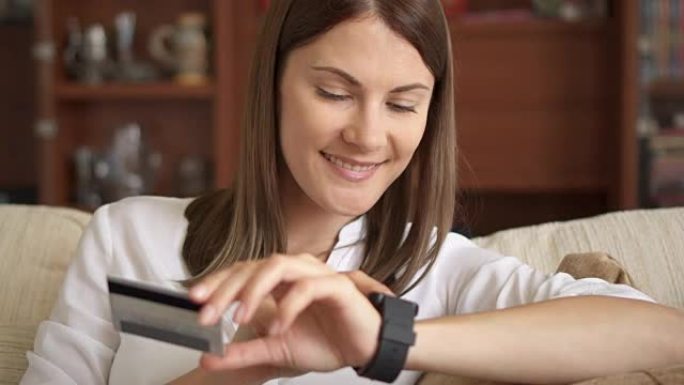 美女网上银行使用智能手表在线购物信用卡在家生活方式