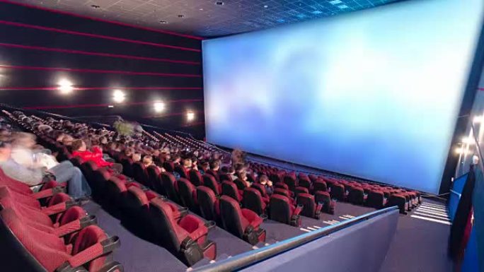 观众在电影院延时观看电影