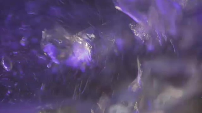 紫光水壶中开水的宏观拍摄。慢动作四次。