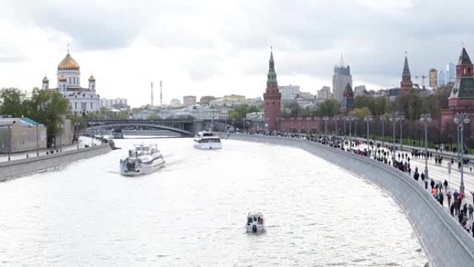 胜利日不朽军团游行的结束 -- 人们沿着莫斯科河堤沿着克里姆林宫的城墙行进; 以救世主基督圣殿、河流