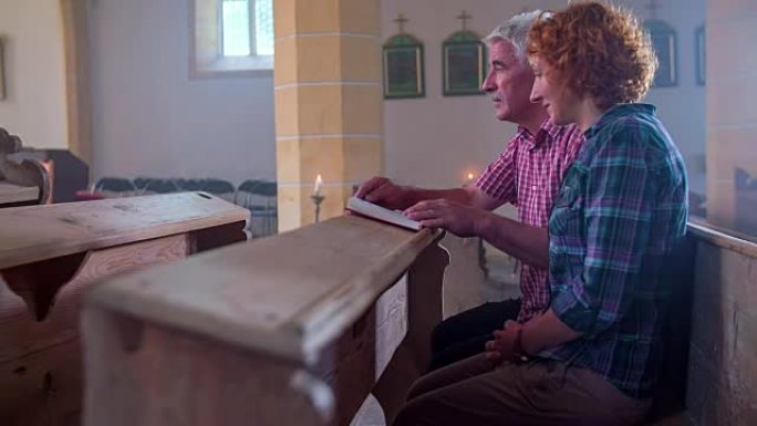 一对老夫妇在祈祷，读圣经