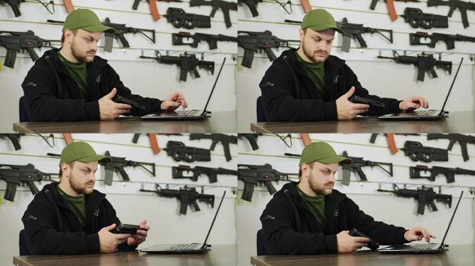 一个枪支贩子在工作。坐在商店的电脑前，在架子的背景上有不同的武器