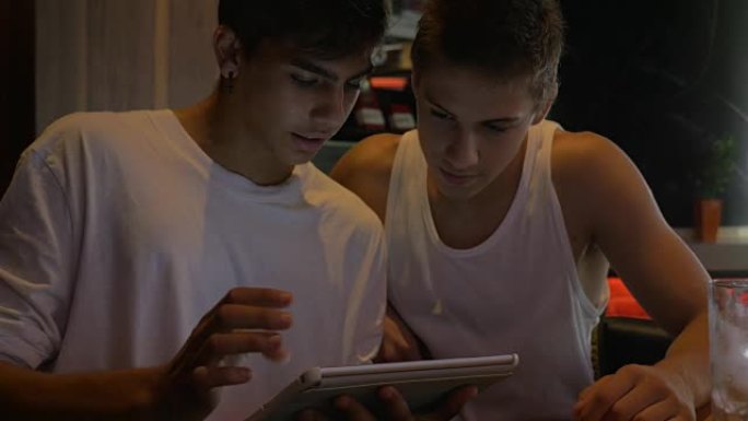 咖啡馆里有两个平板电脑的青少年朋友