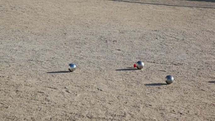 在马赛的bocce比赛中，Petanque球接近jack ball