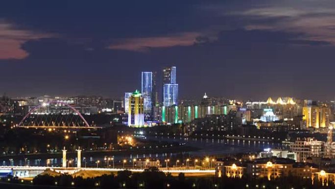 从屋顶，哈萨克斯坦，阿斯塔纳，市中心和中央商务区的高架夜景，桥梁和河流延时