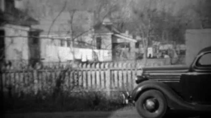 1934: 新普利茅斯汽车停在郊区住宅车道上。
