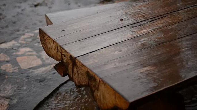 木桌上的雨