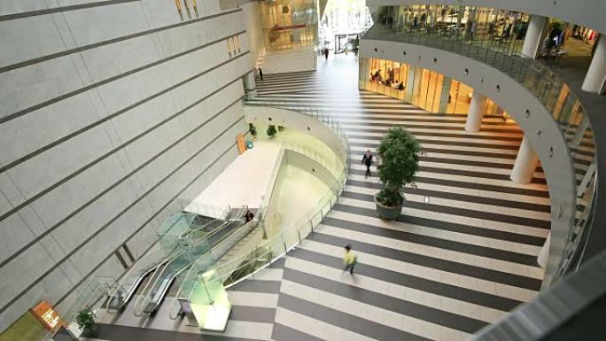 现代，室内凉爽的建筑-人们在办公室大厅散步的延时-高角度拍摄