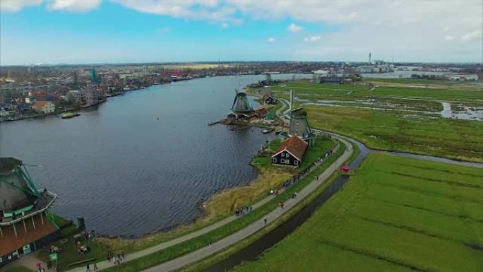 荷兰风车村，天桥陆地观景风车走向水面