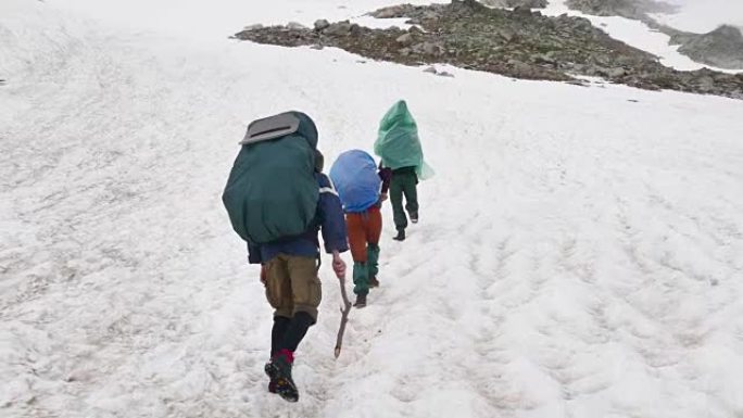 一群带着徒步旅行背包的游客来到卡夫卡兹地区的高雪山上