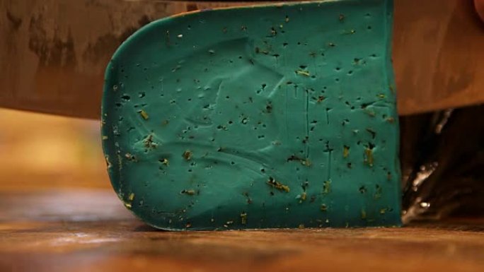 在一家乳品店里切掉了一块蓝薰衣草奶酪