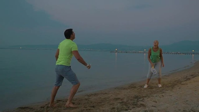 男女在海边打羽毛球