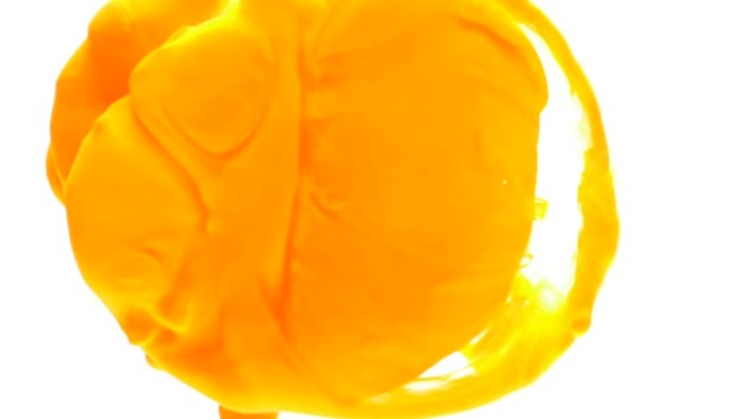 橙色油墨涂料在水中溢出的抽象概念形成艺术人物和形状背景