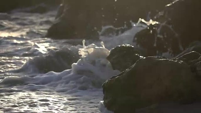 地中海日落时的汹涌水