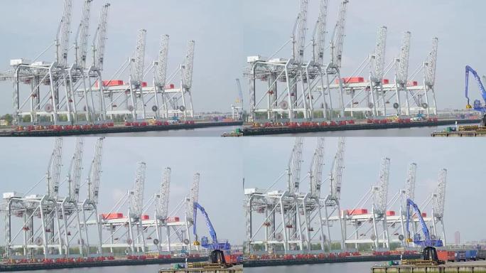 大型白色起重机在港口前，那里有很多货物