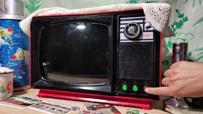 怀旧黑白电视机完整多镜头