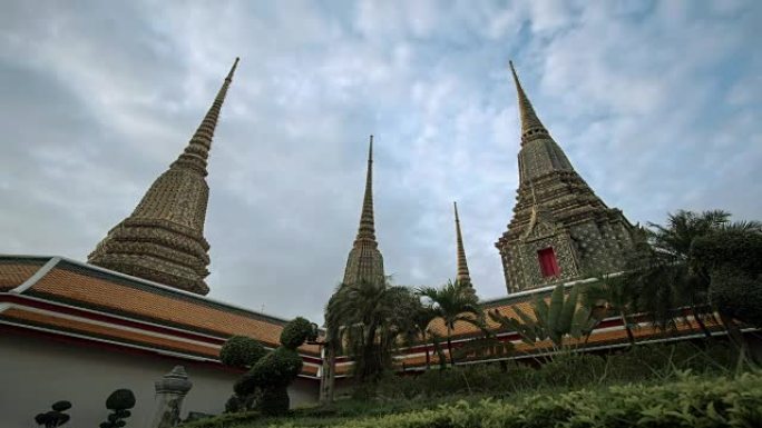 曼谷Wat Pho佛教寺庙的三座佛塔夜间-日间基座延时