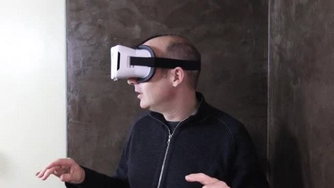 戴VR护目镜的男人惊讶