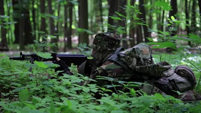 游击游击战士拿着枪瞄准森林中的埋伏