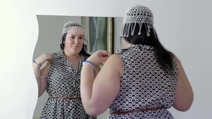 快乐而徒劳的超重女人照镜子