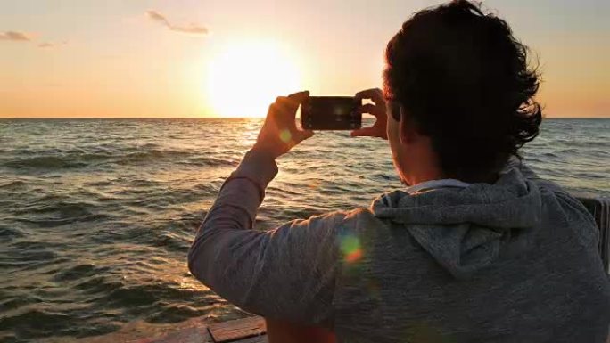 年轻的成年人拍摄了三张太阳落在地平线上的照片