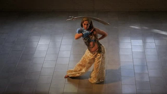 一个穿着阿拉伯服装的女人在她的头上平衡着一把剑——这是用来写文字的地方