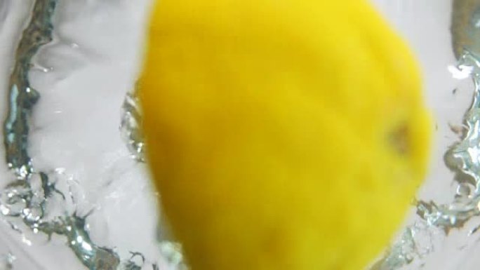 半柠檬掉入水中
