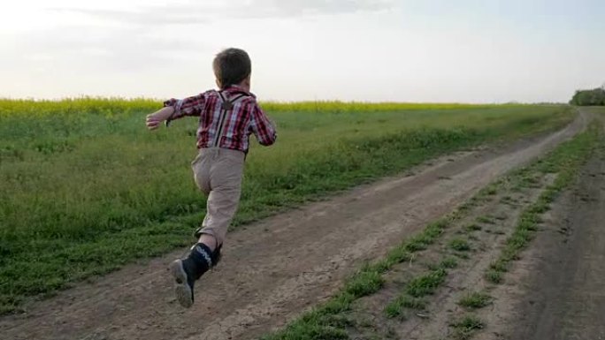 奔跑的孩子，小男孩沿着田野路奔跑，快乐的孩子在城市外玩耍，健康的童年，干净的环境，微笑的孩子