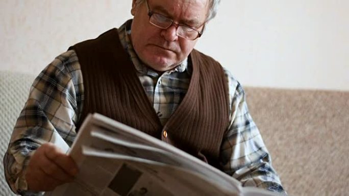 老人在家看报纸