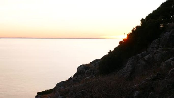 日落时的自然保护区景观。陆地形成和海洋