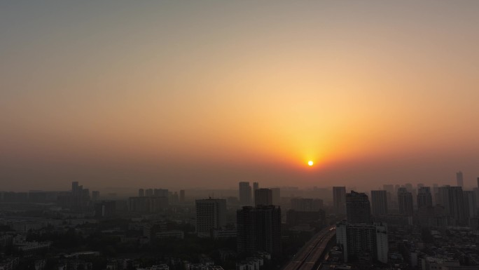 城市日出红太阳升起城市逆光剪影变焦延时