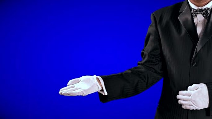 燕尾服男人的手势，张开的手显露到中央屏幕，蓝色背景