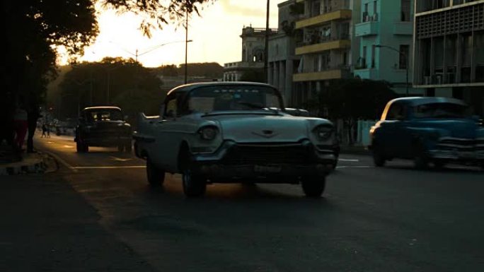 哈瓦那日落辉光中的出租车