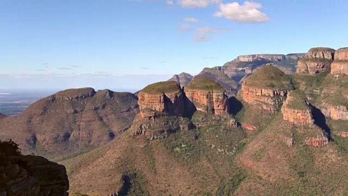南非姆普马兰加省的三个rondavel (小屋) 岩层。