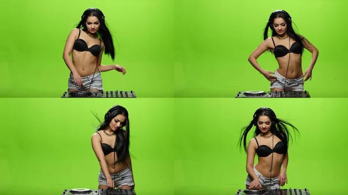 女孩DJ跳舞她的头发是由风流形成的。绿屏